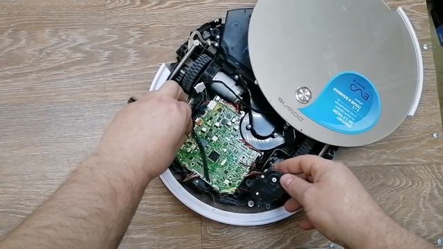Ремонт робота пылесоса |Робот пылесос Polaris не включается боковая щётка | РемБытТехника 77