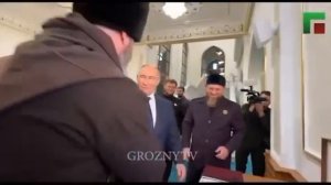 Путин поцеловал Коран - который подарил новой мечети в Грозном.