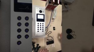 Многоквартирный видеодомофон Hikvizion DS-KD3002-VM+ считыватели DS-K1802E и DS-K1107E