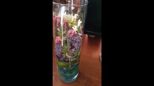Сухие цветы в эпоксидной смоле в колбе