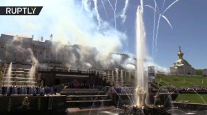 Лето в Северной столице в Петергофе состоялась церемония открытия фонтанов — РТ на русском