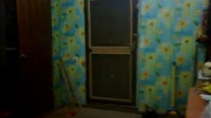 полиция незаконно  взламывает дверь в квартиру