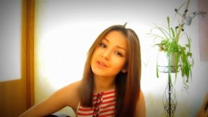 Красивая девушка с гитарой красиво поет