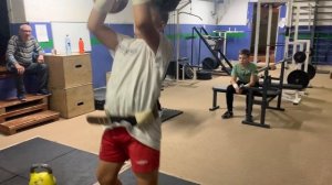 Гиревой спорт - мы можем поднимать и приседать с гирями.