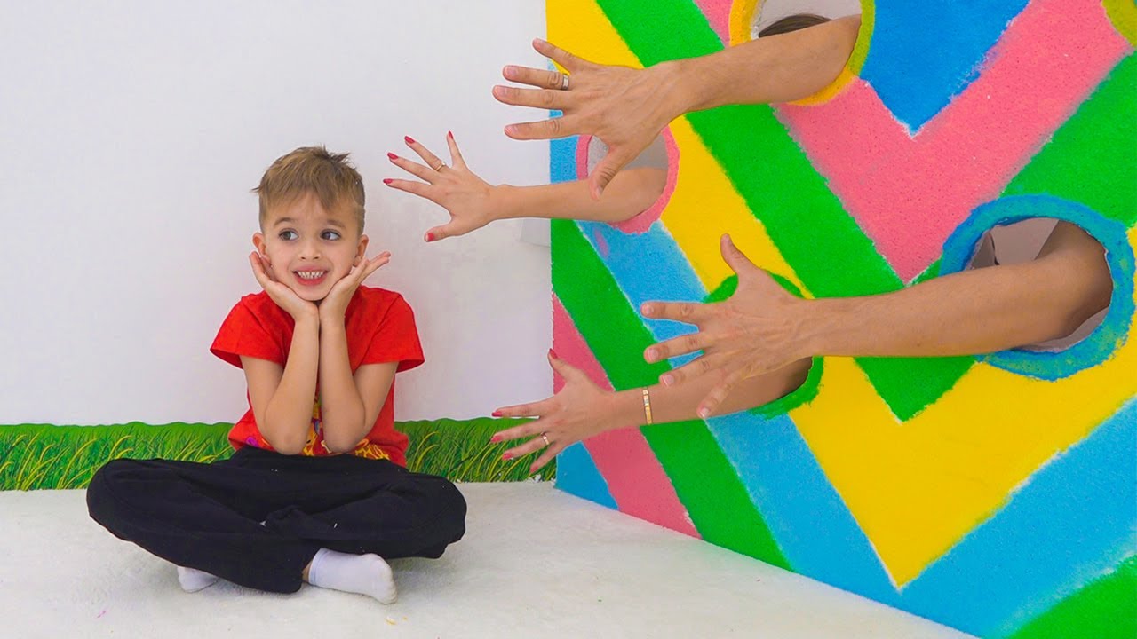 Влад и Ники пытаются пройти лабиринт [Видео для детей] смотреть онлайн