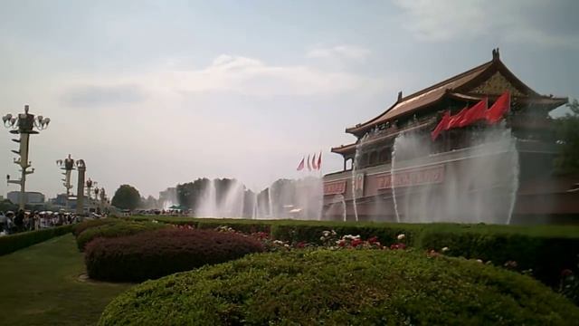 Танцующие фонтаны на площади Тяньаньмэнь.喷泉在天安门广场。. Fountains in Tiananmen Square. смотреть онлайн