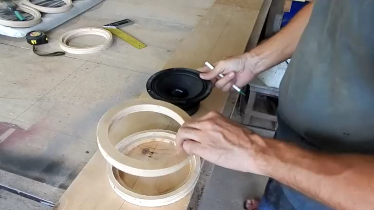 Изготовление подиумов своими руками часть 1. Вырезаем кольца под 16,5 динамики. смотреть онлайн