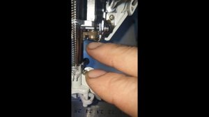 Люфт иглы новой швейной машинки Juki HZL F600.