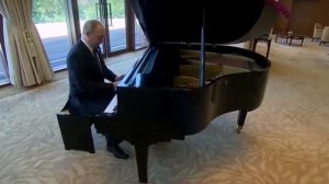 Путин играет на пианино тему Амогуса