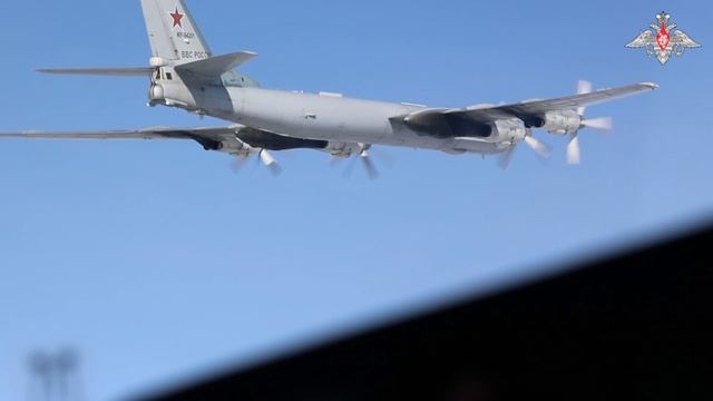 Два стратегических ракетоносца Ту-95мс дальней авиации ВКС России выполнили плановый полет