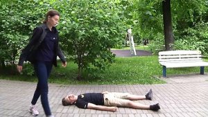 Первая помощь при обмороке? Что делать при обмороке? Алгоритм при потере сознания - 7 простых шагов