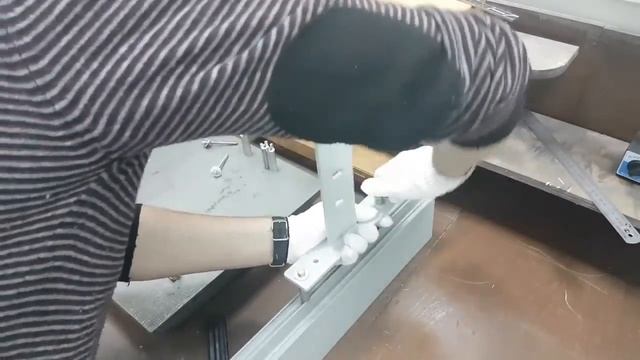Крепление рекламных конструкций к остекленным фасадам.