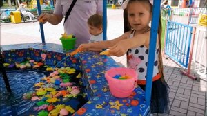 Настя и папа на рыбалке. Рыбалка для детей. Настюша и Мишута рыбаки. Крупный улов. Рыба,раки,краб