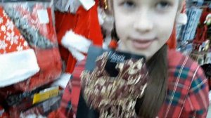 Новогодний шоппинг! Алиса выбирает ёлку и игрушки.