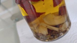 Оливковое масло на чесноке и перце