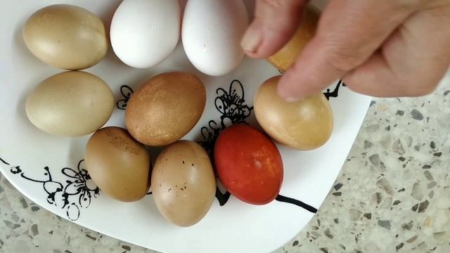 Как покрасить яйца необычным способом . В скорлупе грецких орехов.