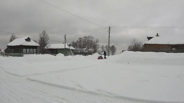 Насадка снегоуборщик на мотоблок.Чищу снег в деревне. смотреть онлайн