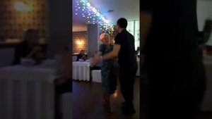 Танцует зять с тещей!!!!