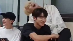 {WonHan} Just Jeonghan wanna show to carats wonwoo's biceps ??
