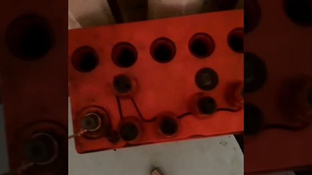 Как зарядить акамулятор 12в без зарядного. В домашних условиях.