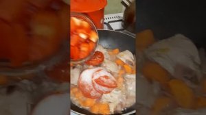Тушеная курица с овощами.