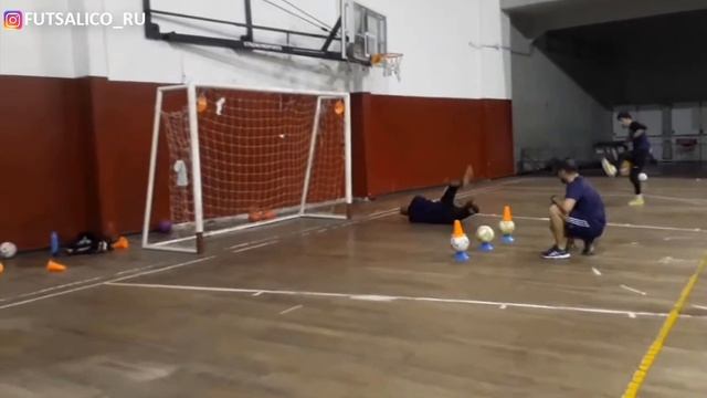 МИНИ-ФУТБОЛ - ТРЕНИРОВКА ВРАТАРЕЙ | Футзал вратарь тренировка | Мини-футбол вратарь обучение смотреть онлайн