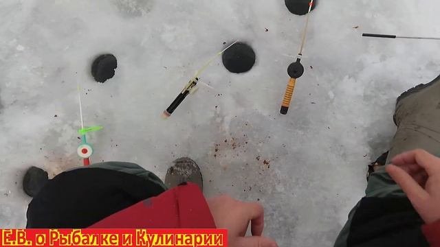 Зимняя рыбалка на мормышку ловим плотву в Самаре.Ловим плотву зимой на Самарке,на зимние удочки ССС