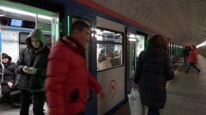 Электропоезд Москва-2019 на станции Спортивная