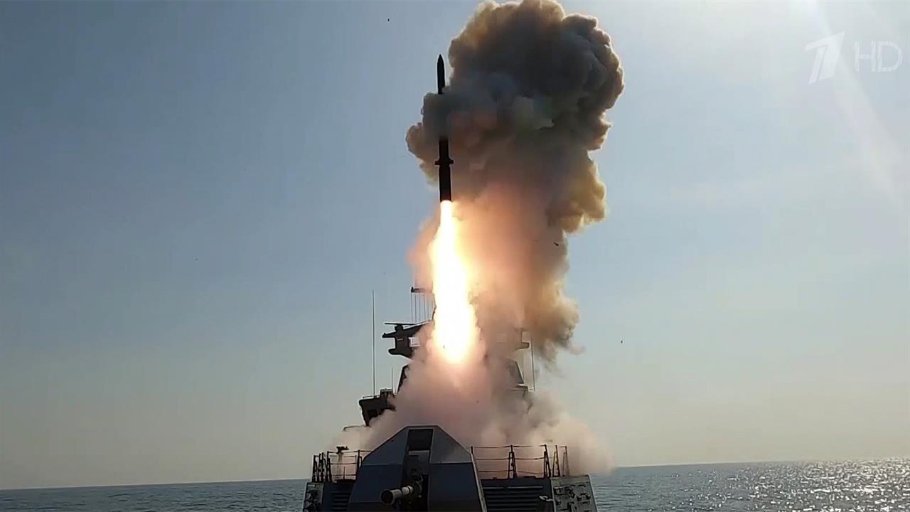 Минобороны РФ опубликовало кадры пуска ракеты новейшего противолодочного комплекса "Ответ"