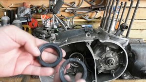 ИЖ Юпитер.Меняем сальник кпп и устраняем течь масла.