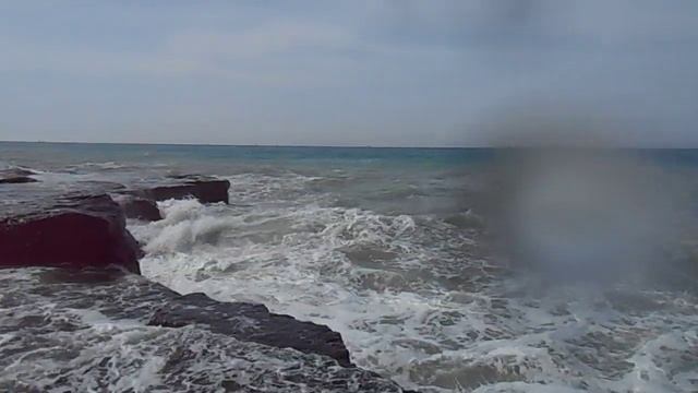 Вода Каспийского моря пенится как молоко и камеру окатило волной