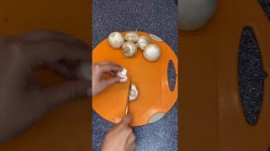 Фрикадельки в сливочно-грибном соусе