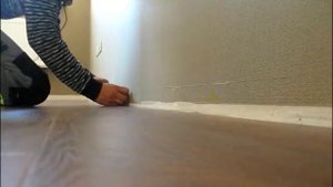 Нюансы по установке плинтусов Quick-Step из МДФ на клей