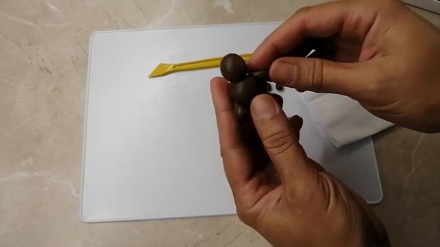 Фрекен Марта лепит медвежонка из пластилина, лепка для детей