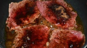 Пряно-сладкие говяжьи стейки на сковороде