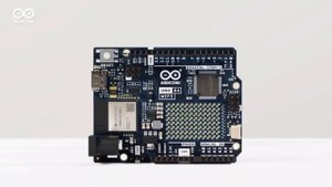 разбор новой ардуинке Arduino® UNO R4 WiFi