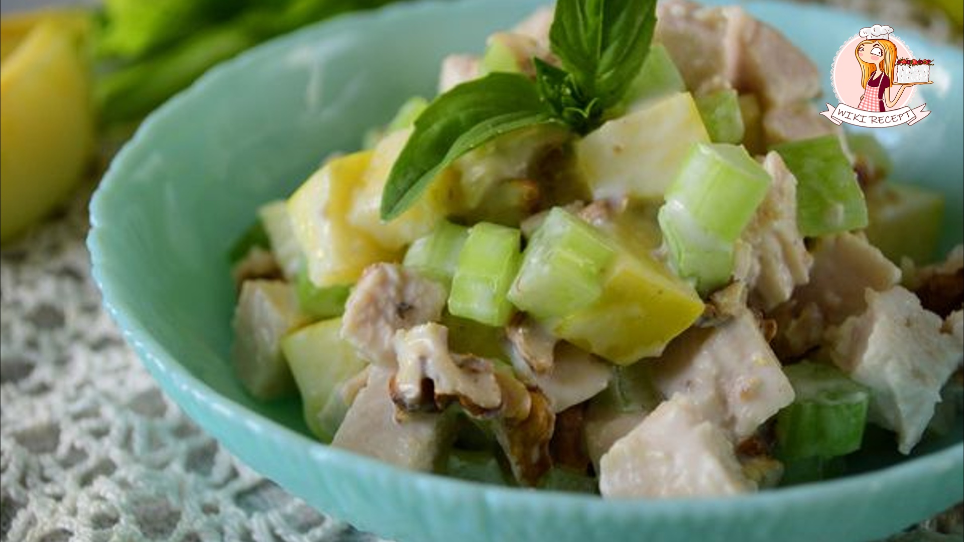 Салат с сельдереем и куриной грудкой и яблоками