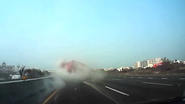 Фура Размазала Две Легковушки смотреть онлайн