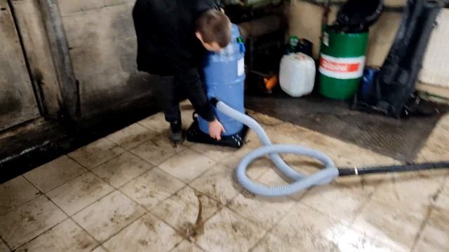 Уборка автосервиса профессиональным пылесосом Дастпром ПП-220/15.1-1,5 от компании Russianpylesos.r смотреть онлайн