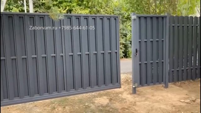 Забор на дачу из металлического штакетника в шахматном порядке с откатными воротами