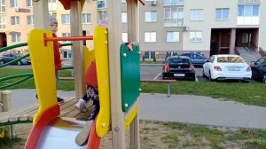 Софийка играет на детской площадке / Sofiichka