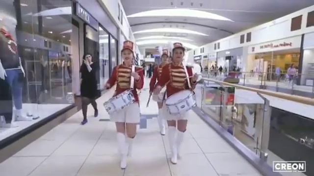 Шоу барабанщиц в торговом центре