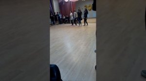 Девчонка классно танцует