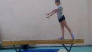 Алина учится делать перевороты на бревне