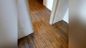 Укладка напольной плитки под дерево в коридоре. Laying floor tiles.