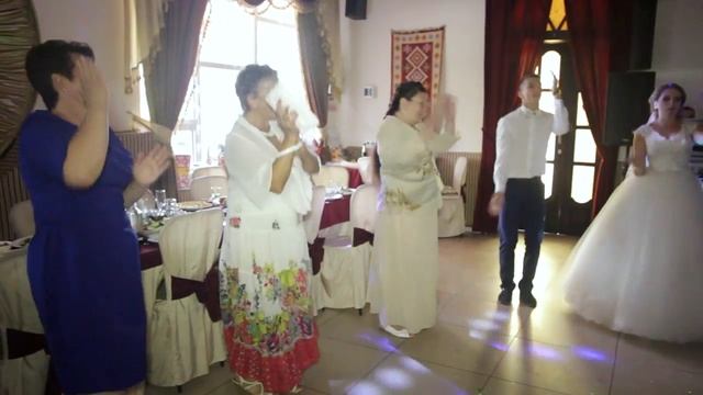 Подарок от молодожен. Мастер класс на свадьбе. Танцевальный МК смотреть онлайн