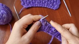 Шапочка спицами на осень с пышным узором "Капельки"