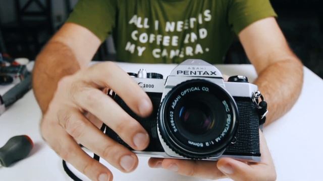 How to USE a PENTAX K1000 35mm Film Camera - BATTERY Replacement & LOAD Film смотреть онлайн