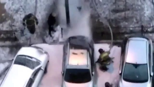 Во дворе одного из домов Благовещенска от огня пострадали машины смотреть онлайн