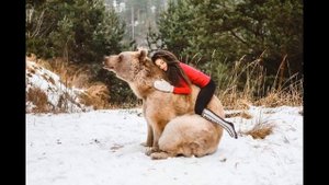 Сладкая парочка! Или как акробатка очаровала медведя своими трюками